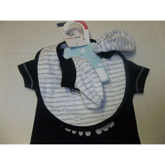 MLB Chicago White Sox Official Baby  3 Piece Creeper Bib & Boots Set Size 6-9 M - Picture 4 of 5